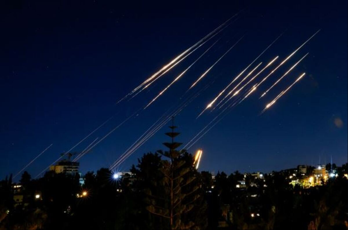 Mísseis disparados do Irã sobre o céu de Jerusalém na noite deste sábado (14)
