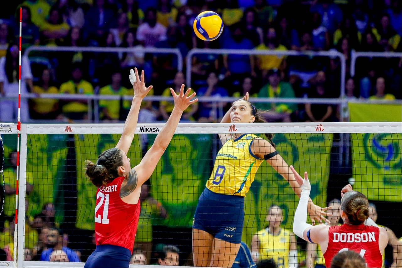 Julia Kudies durante partida entre Brasil e Estados Unidos, pela Liga das Nações Feminina 2025