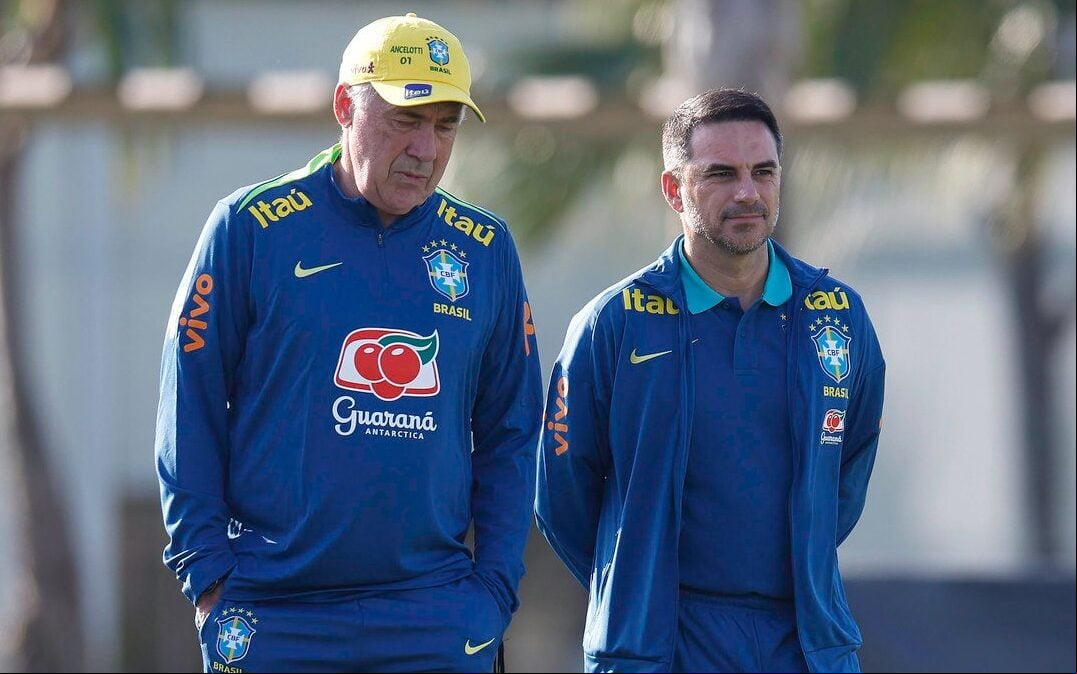 Carlo Ancelotti e Rodrigo Caetano em treino da Seleção Brasileira (Foto: Rafael Ribeiro/CBF)