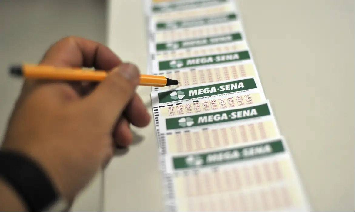 O jogo simples, com seis números marcados, custa R$ 5
