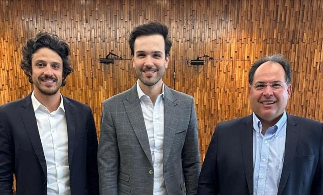 O deputado estadual Doorgal Andrada,  o presidente da Assembleia Legislativa de Minas Gerais - ALMG , Tadeu Leite e presidente do Minas Tênis Clube MTC, Carlos Henrique Martins Teixeira, na ALMG, tratando temas relativos ao MTC, entre eles, a homenagem da Assembleia aos 90 anos do clube

