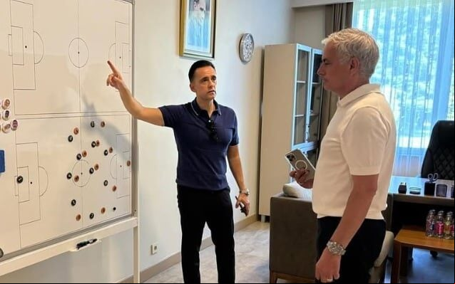 Mario Branco ao lado de José Mourinho, técnico do Fenerbaçhe (Foto: Reprodução)