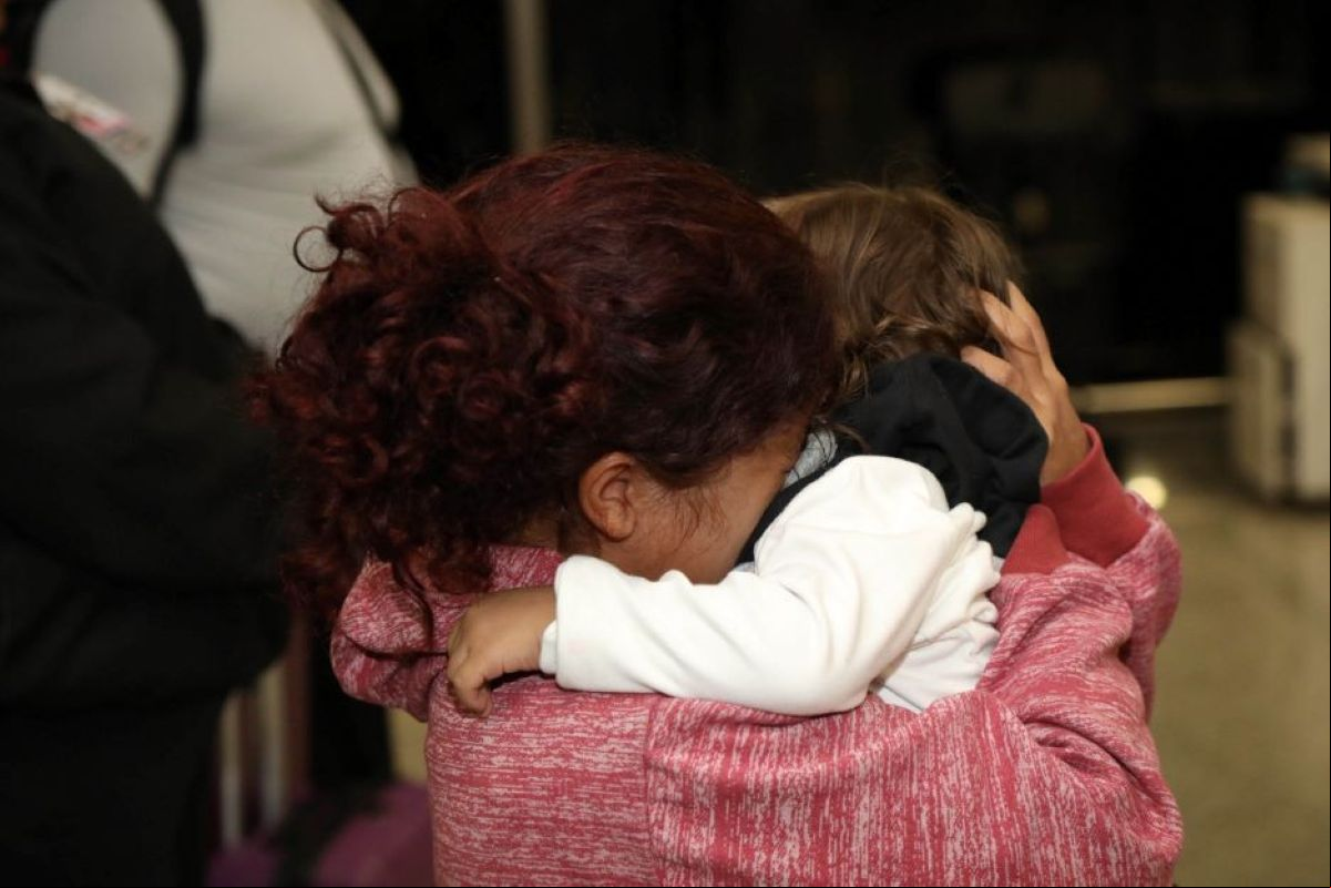 Mãe reencontra filha após quatro meses no Aeroporto Internacional de Belo Horizonte