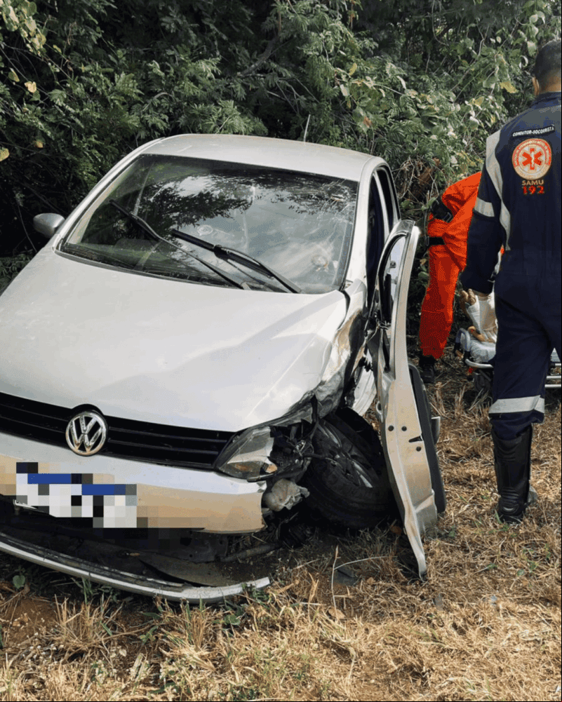 Veículo sai da pista após colisão lateral com caminhão na BR-135 e deixa quatro pessoas feridas