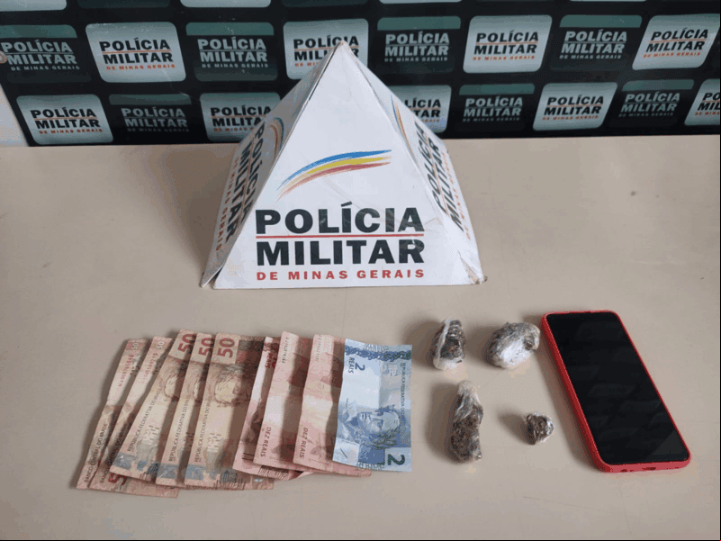 Suspeita de tráfico é flagrada com maconha e dinheiro em Bocaiuva