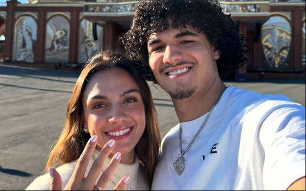 Gui Santos e noiva após pedido de casamento (Foto: Reprodução)
