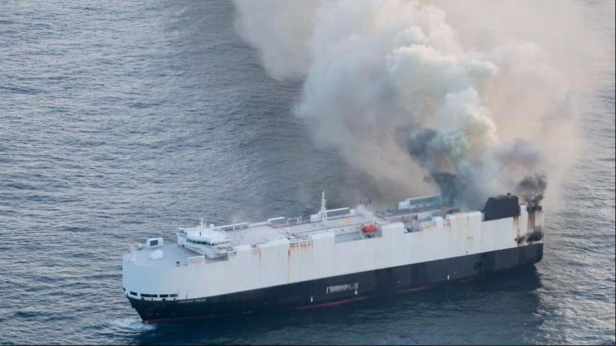 Cargueiro Morning Midas foi evacuado em chamas próximo à costa do Alasca com carros elétricos e híbridos provenientes da China