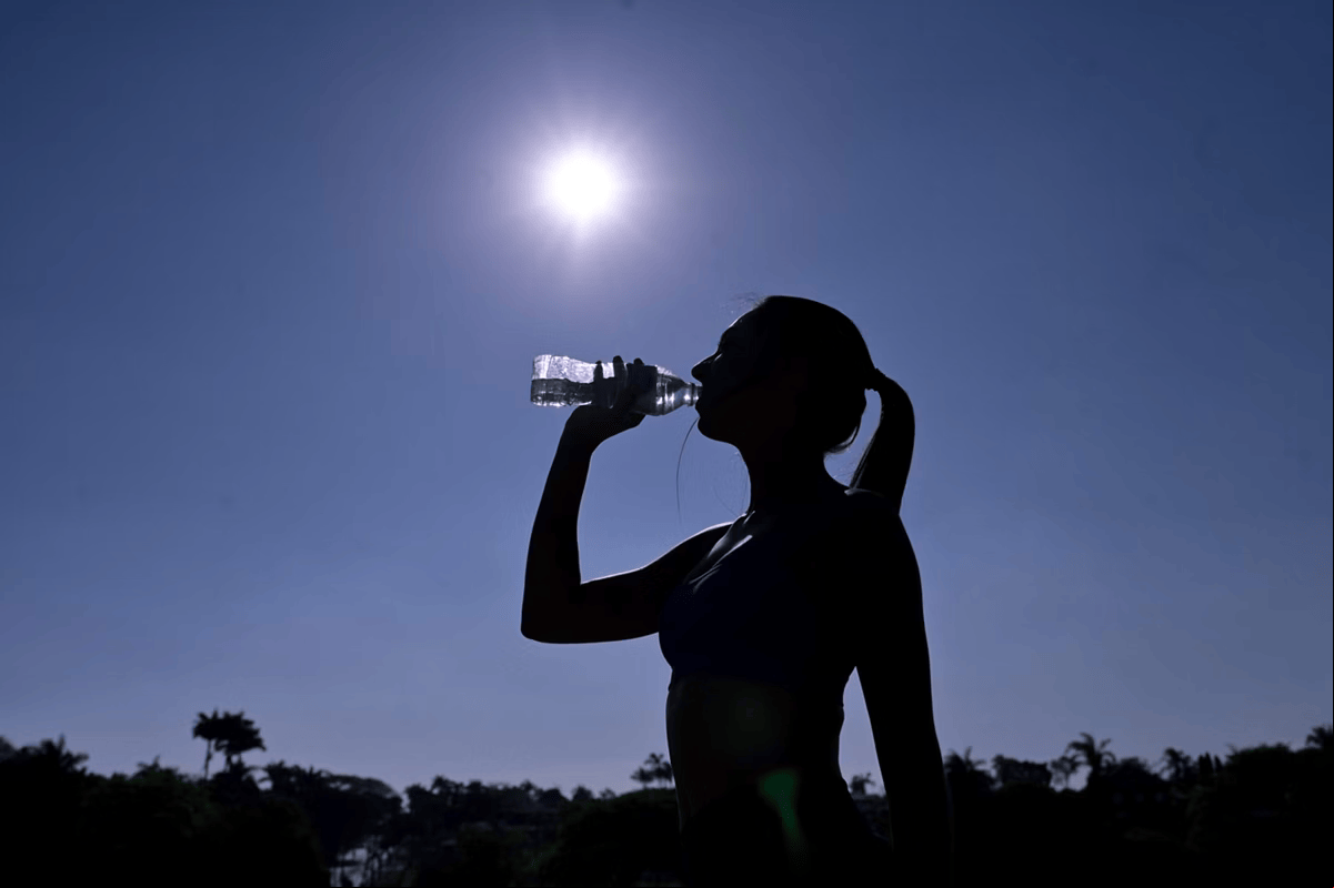 O dia será de sol intenso, com poucas nuvens no céu.