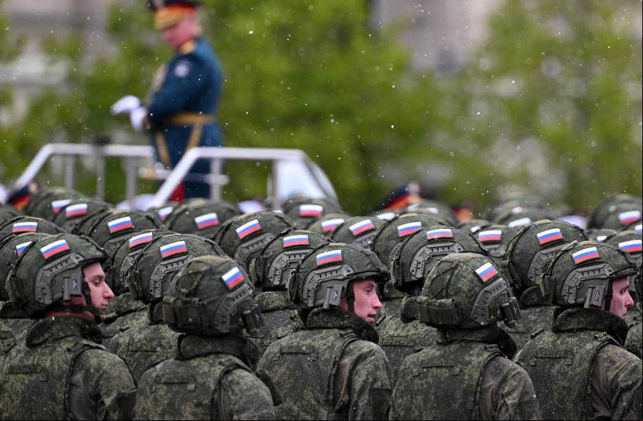 Militares russos preparam-se para desfile em Moscou