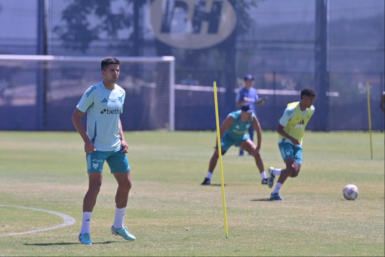 Zagueiro paraguaio Gamarra faz seu primeiro treino com demais companheiros na Toca da Raposa