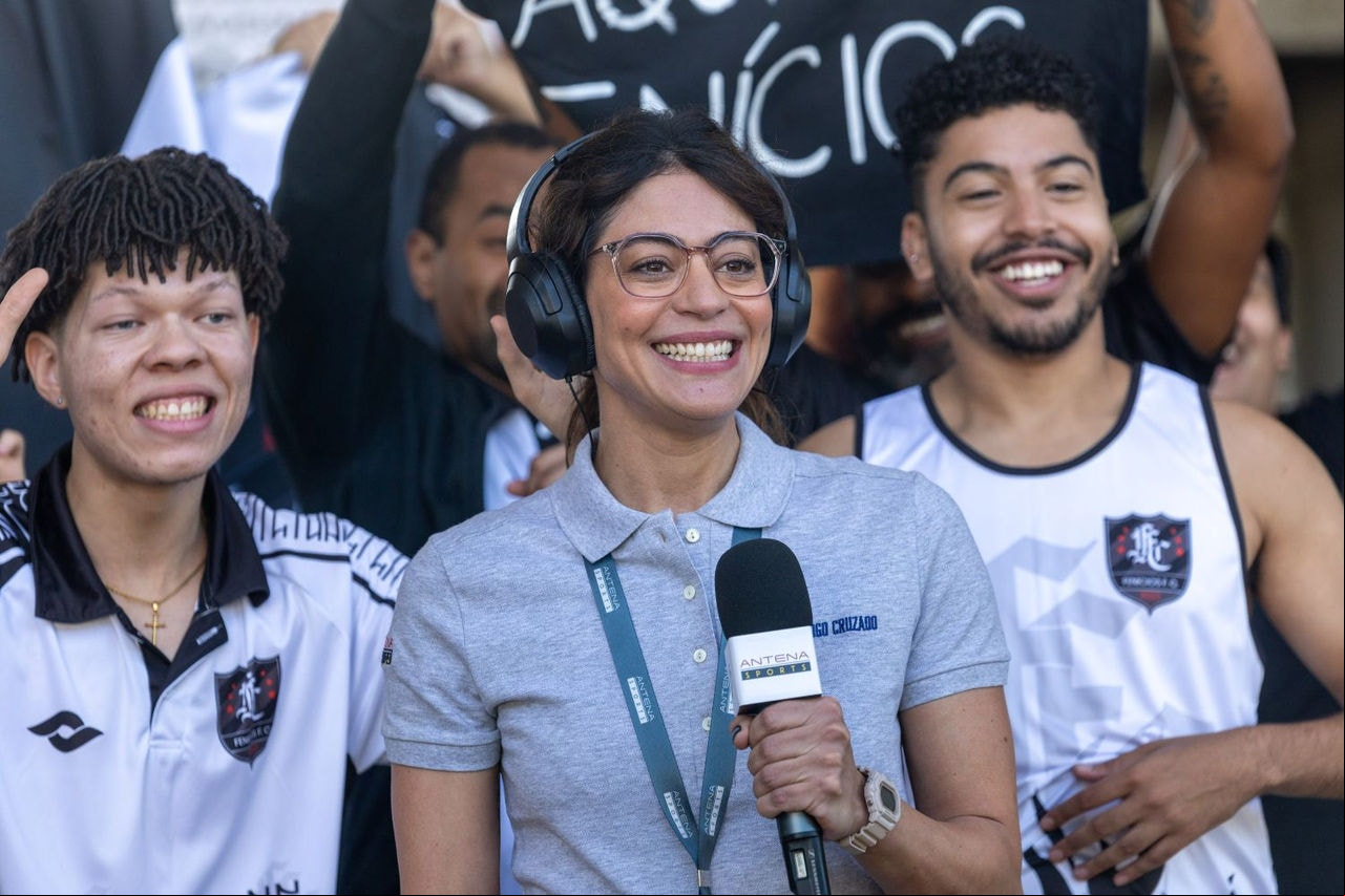 Elisa,  personagem de Carol Castro em 'Jogo Cruzado', é uma jornalista esportiva talentosa 