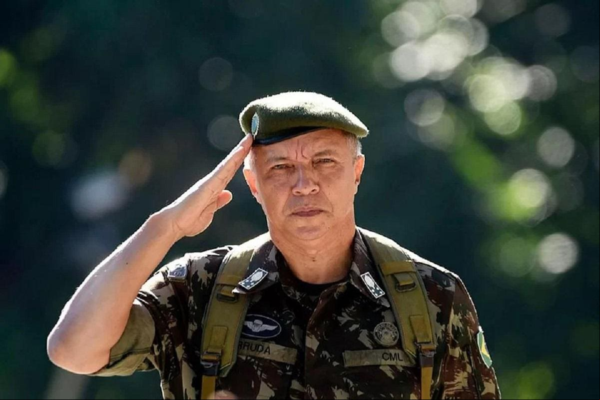Júlio Cesar de Arruda foi demitido do comando do Exército por Lula neste sábado