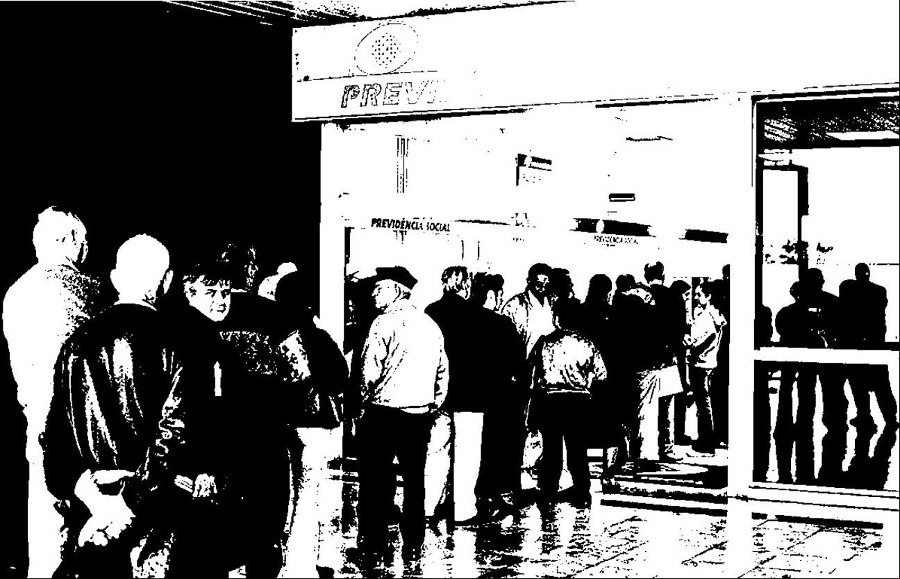 Fila de beneficiários da Previdência em agência do INSS