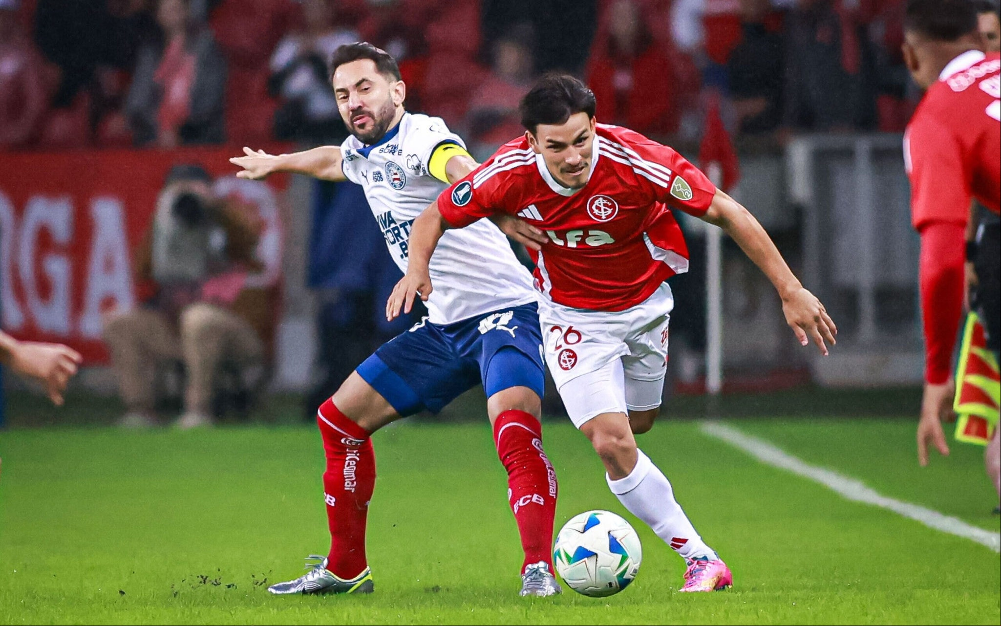 Lateral argentino Bernabei é um dos jogadores do Inter entregues ao departamento médico (Foto: Maxi Franzoi/AGIF)
