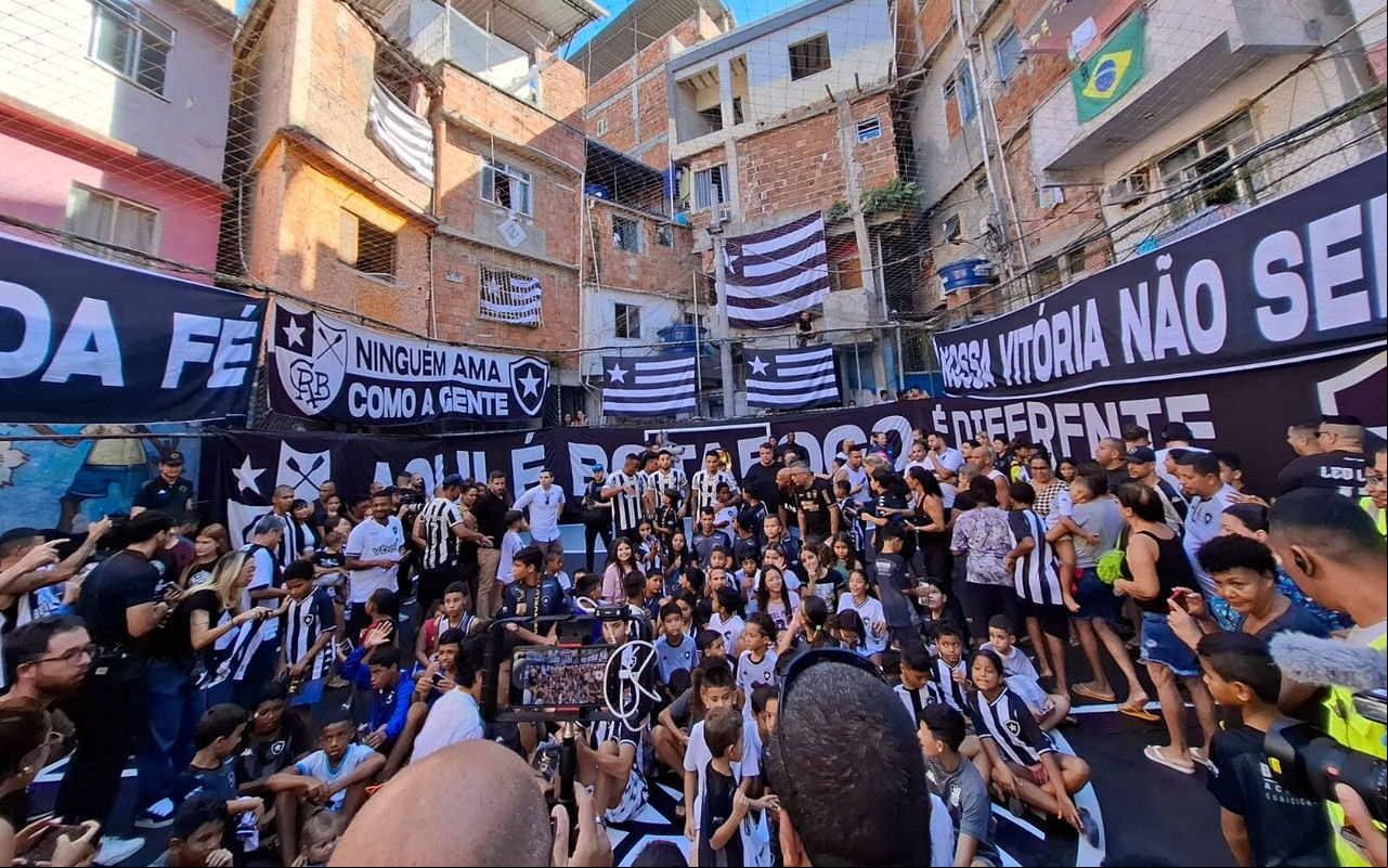 Taça do Mundial de Clubes da Fifa foi levada pelo Botafogo à favela Tavares Bastos (Marcio Dolzan/Lance!)
