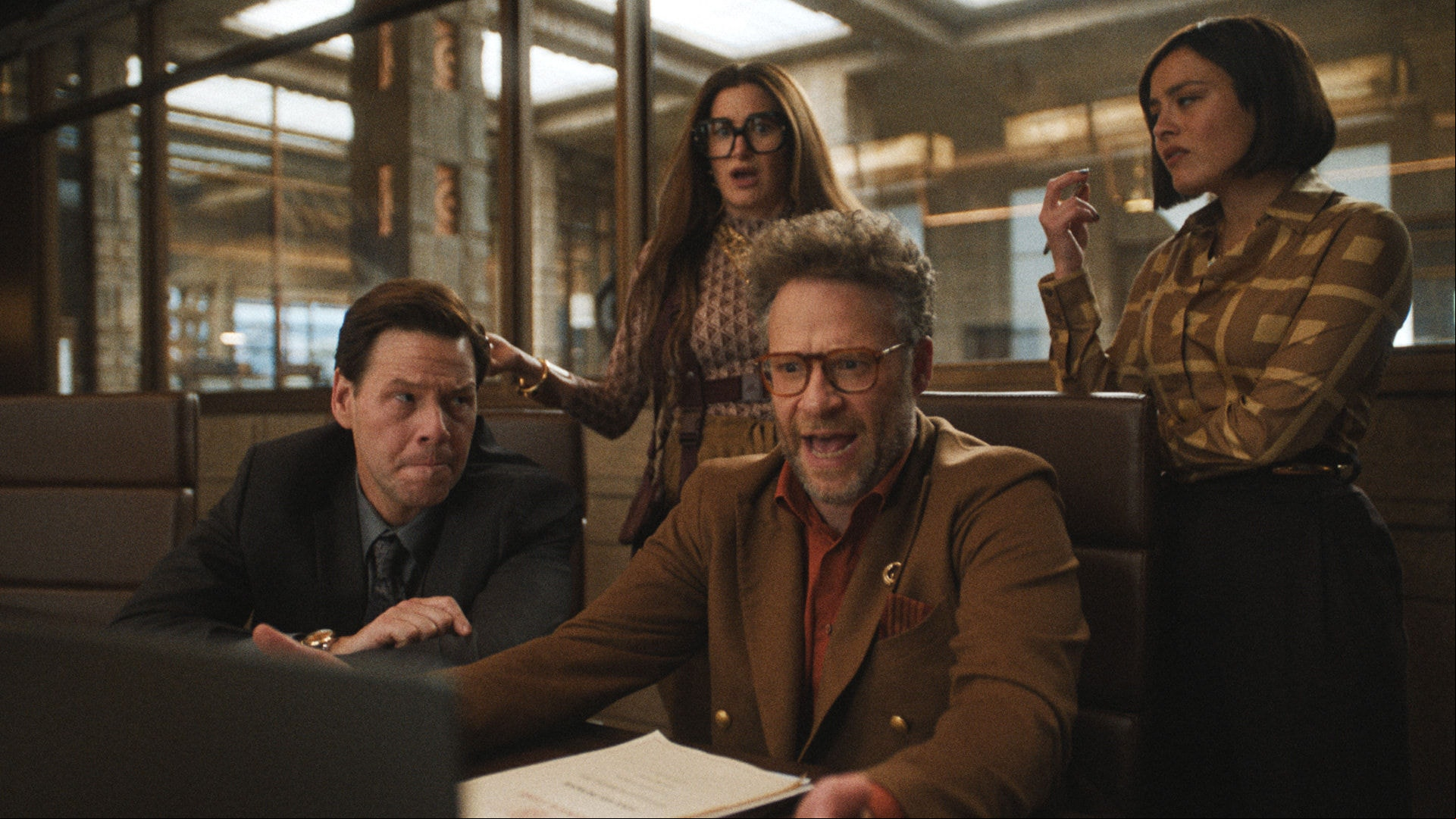 A equipe da Continental Studios chefiada por Matt Remick (Seth Rogen)