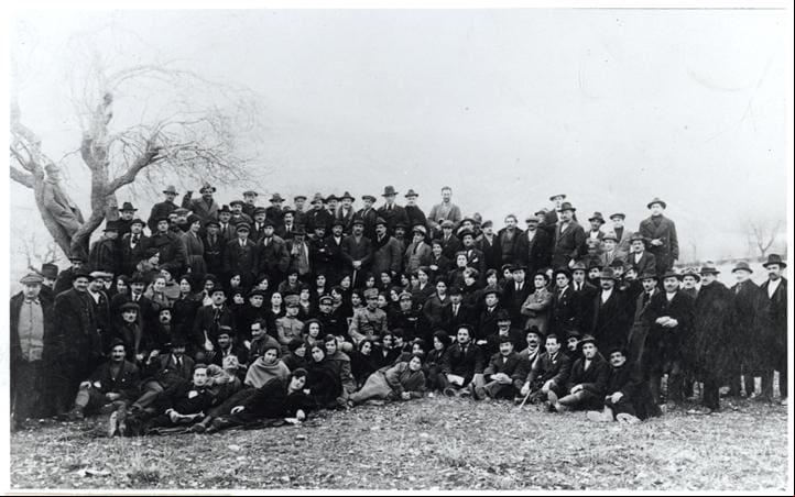 Grupo de italianos as vésperas de embarque para o Brasil (Museu da Imigração/Reprodução)