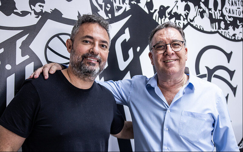 Alexandre Mattos e Marcelo Teixeira após anúncio do novo Executivo de Futebol do Santos, no CT Rei Pelé (Foto: Raul Baretta/ Santos FC)