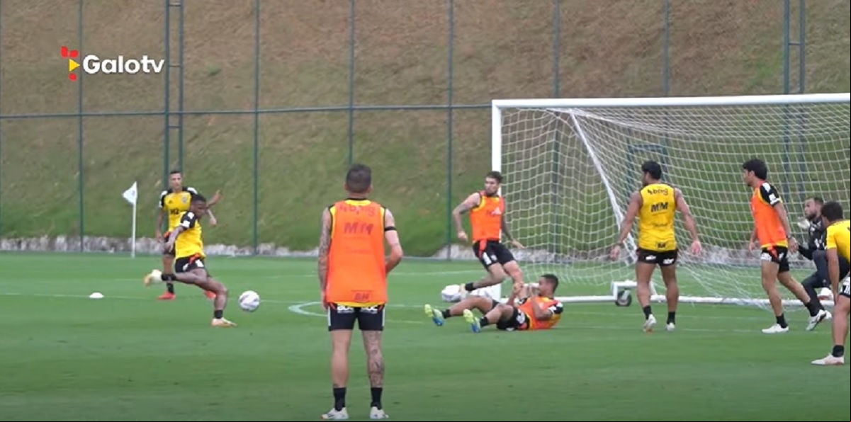 Júnior Santos finaliza a gol durante treinamento do Atlético na Cidade do Galo