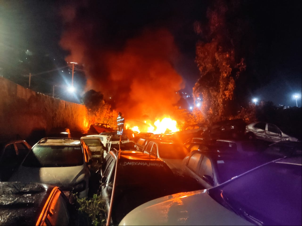 Quase 40 carros ficaram destruídos
