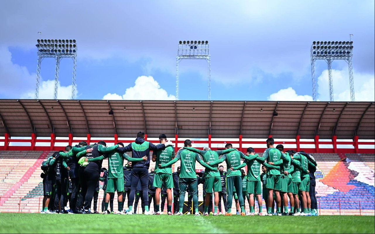 Seleção Boliviana concentrada (Foto: Divulgação/La Verde)
