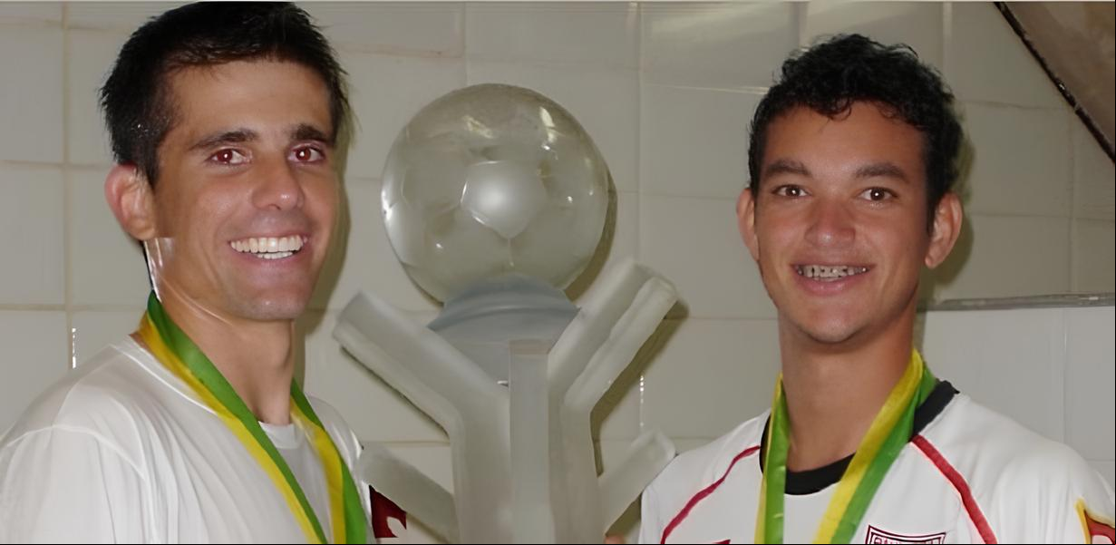 Victor e Réver com a taça da Copa do Brasil do Paulista