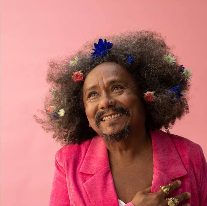 Com 60 anos de vida, mais da metade deles dedicados à estrada, Chico César coleciona hits como “À Primeira Vista” e “Onde Estará o Meu Amor”