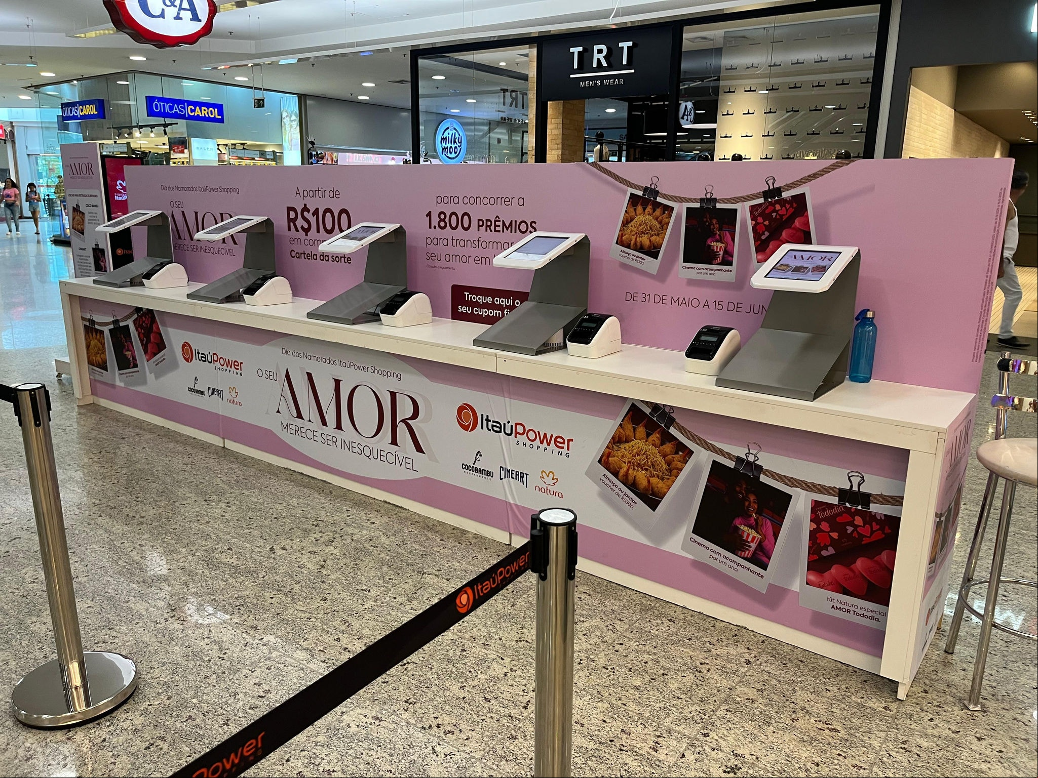 A partir de R$ 100 em compras os clientes ganham cupons para concorrer a 1.800 prêmios