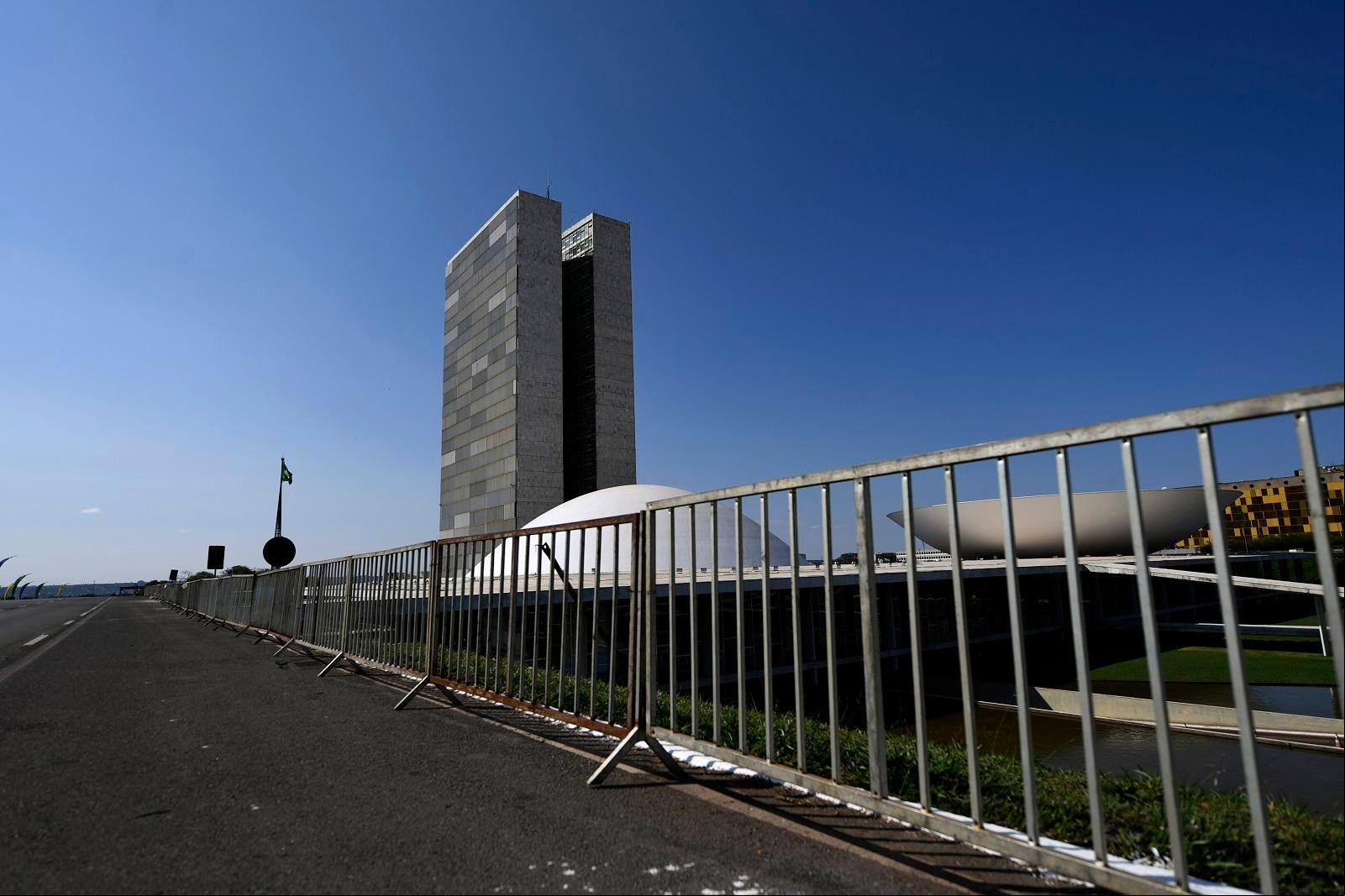 As grades de proteção cercam o Congresso Nacional de forma fixa desde os ataques do 8 de janeiro de 2023