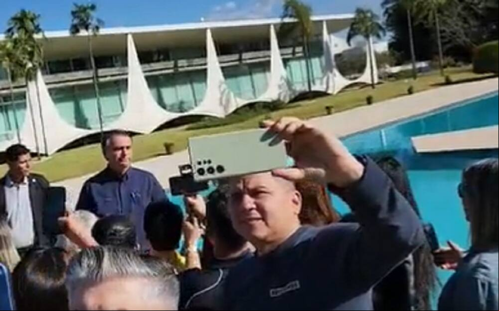 Presidente Jair Bolsonaro (PL), candidato à reeleição, com apoiadores dentro do Palácio da Alvorada em Brasília (DF)